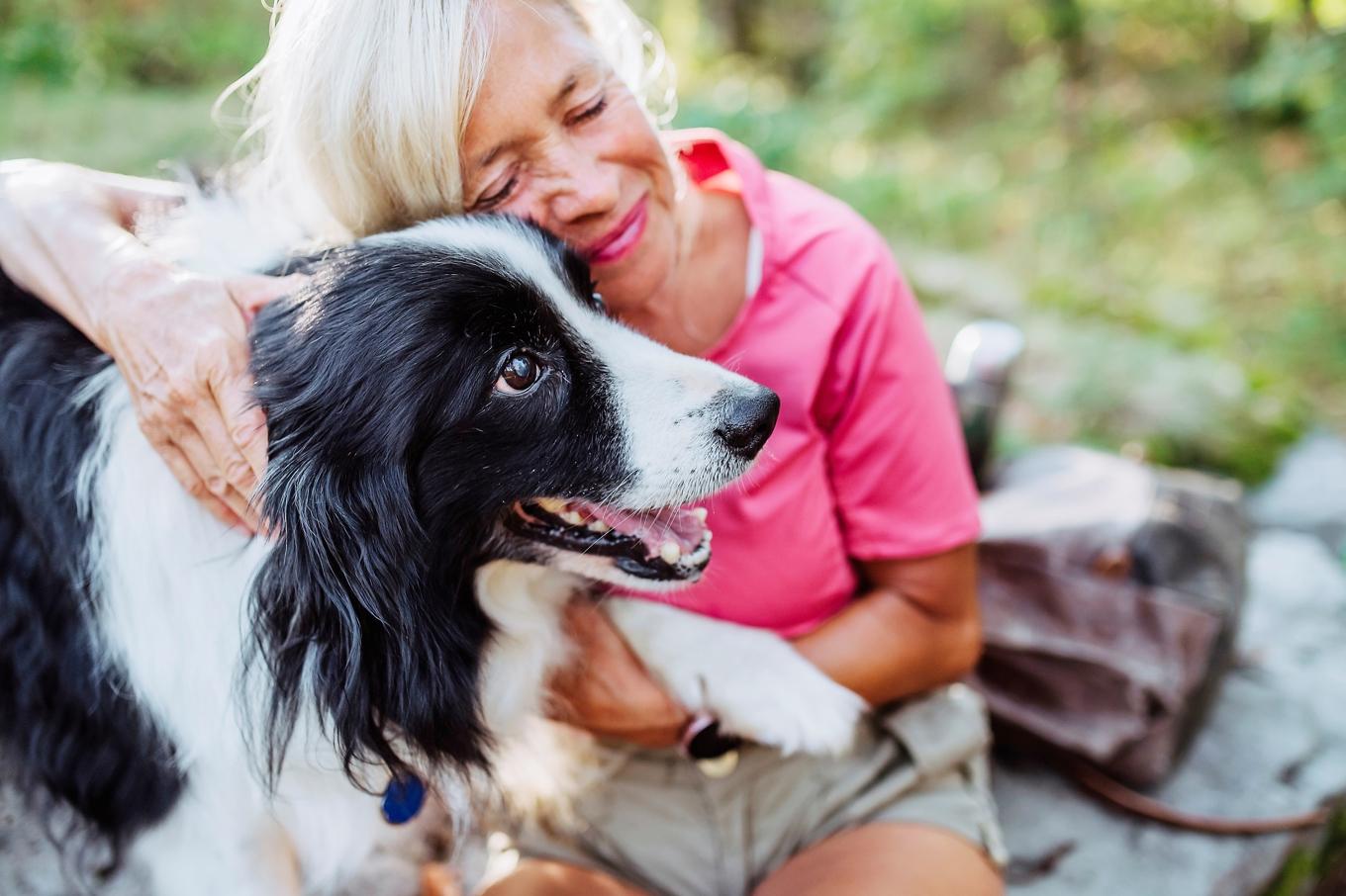 Att kela med husdjur frisätter oxytocin, aktiverar lugn och rosystemet och får de flesta att bli mer tillfreds med nuet. Foto: Shutterstock