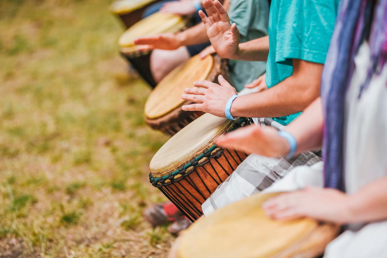 Vår afrikanska trumlärare fick jobba hårt för att få mina svenska kursdeltagare att slappna av för att få rätt ljud ur trummorna. Foto: Mila Drumeva/Shutterstock