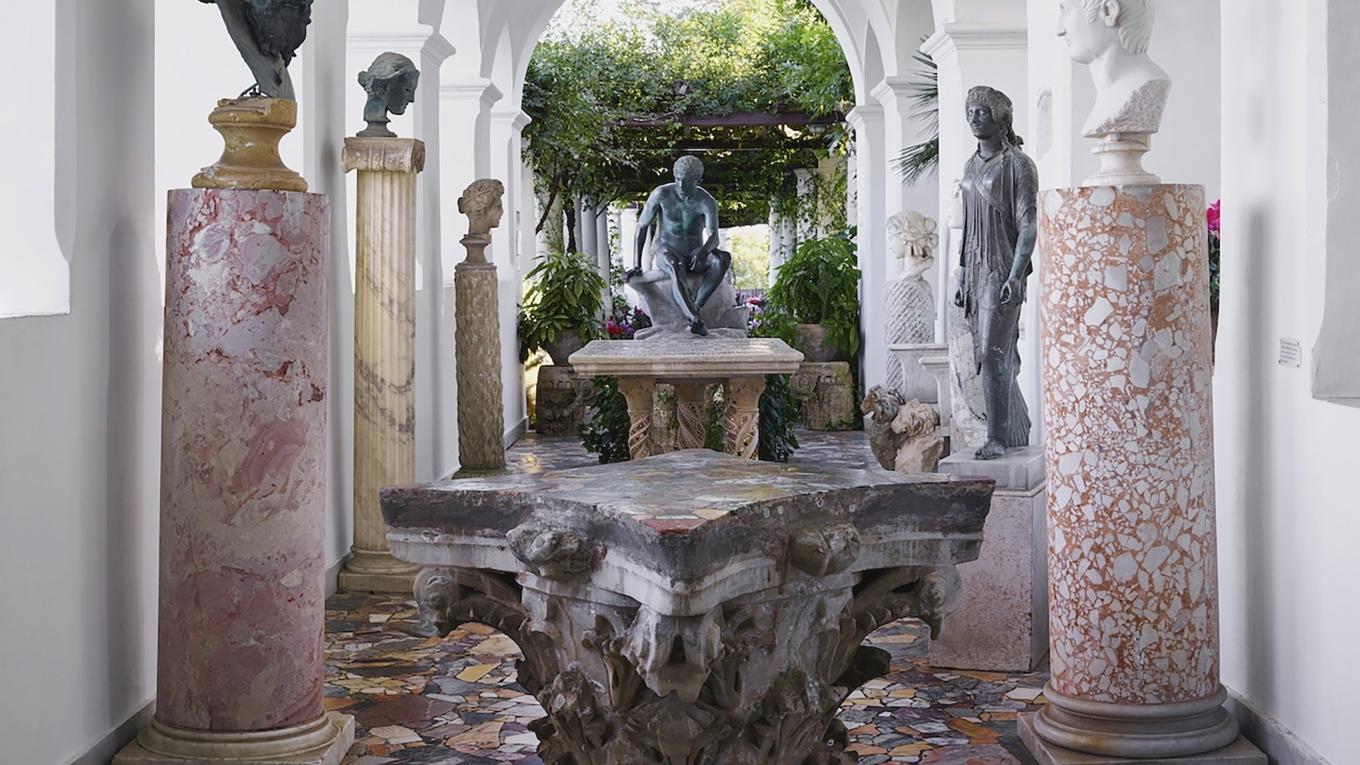Axel Munthe fyllde villan och trädgården med antika föremål: skulpturer från Egypten, antika gravmonument, marmorkolonner och renässansmöbler. Foto: Pressbild/Villa San Michele