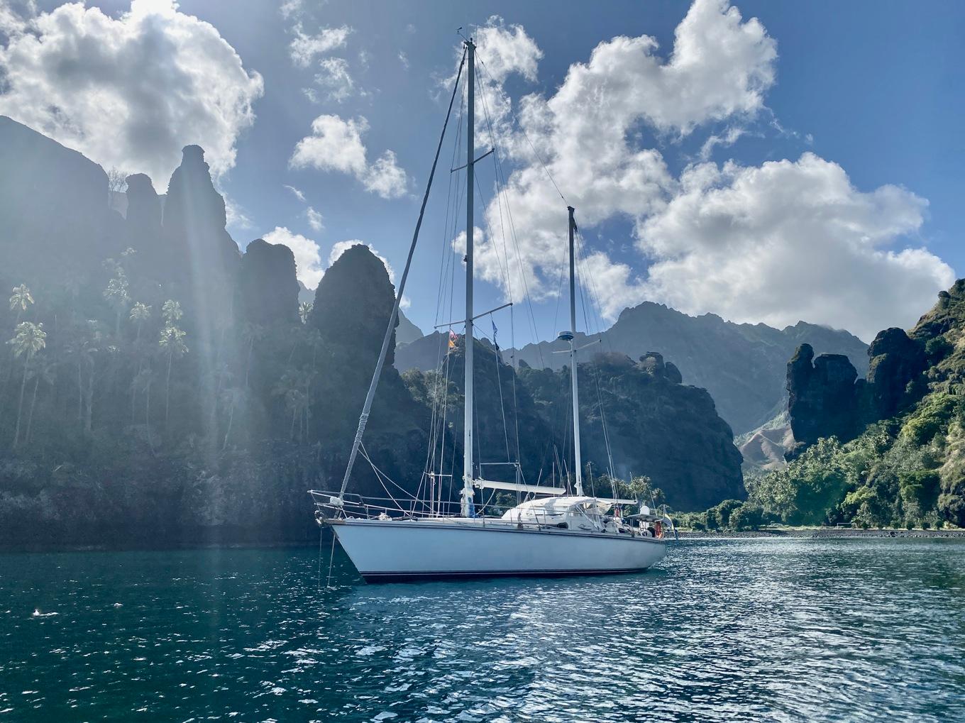 Jungfruviken med ön Fatu Hiva i Franska Polynesien, där norske upptäcktsresanden Thor Heyerdahl levde. Foto: Arthur Sundqvist