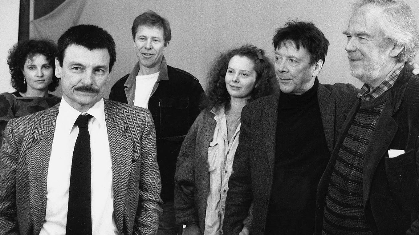 Den ryske filmregissören Andrej Tarkovskij under en intervju om filmen ”Offret”, vid Närsholmen 1985. I förgrunden syns Tarkovskij, och bakom, från vänster, skådespelarna Valérie Mairesse, Sven Wollter, Filippa Franzén, Allan Edwall och filmfotografen Sven Nykvist. Foto: Lennart Nygren/SvD/Scanpix