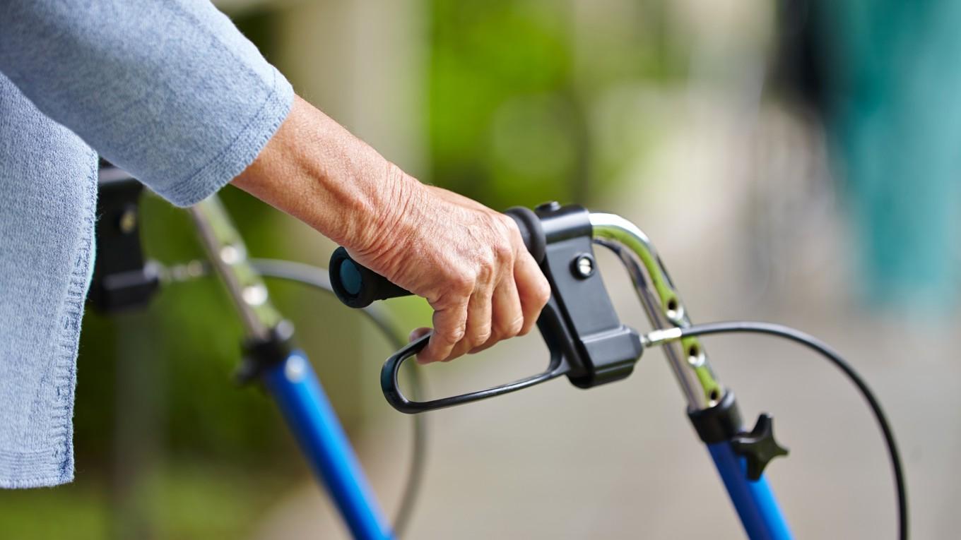 Många äldre faller offer för bedragare. Foto: Robert Kneschke/Shutterstock