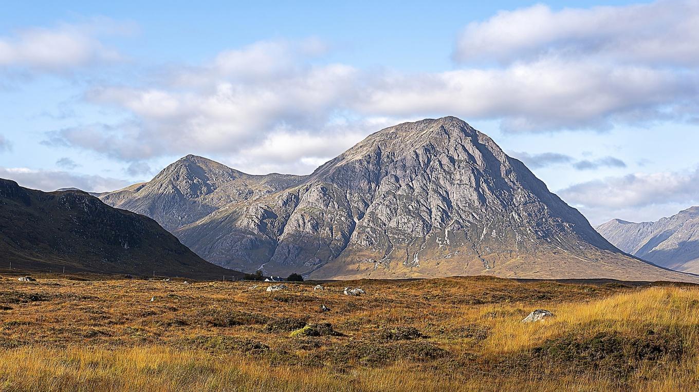 I första romanen, ”Gåvor”, får vi möta huvudpersonerna Gry och Orrec. Båda har de växt upp och lever i en bergig och fattig region av Västra kusten. Foto: Shutterstock