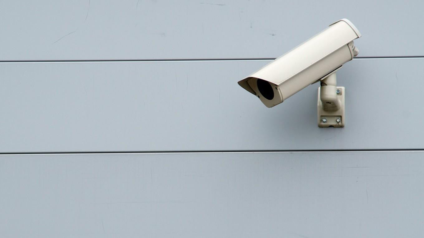 Många svenskar menar att privata bevakningskameror kränker deras privata integritet. Foto: Shutterstock