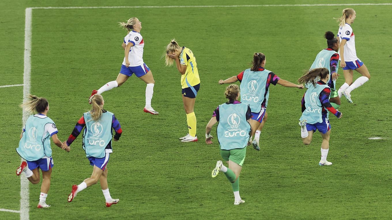 Så var det över. Smilla Holmberg har missat sin straffspark och Sverige är ute ur EM-slutspelet. Foto: Alexander Hassenstein/Getty Images