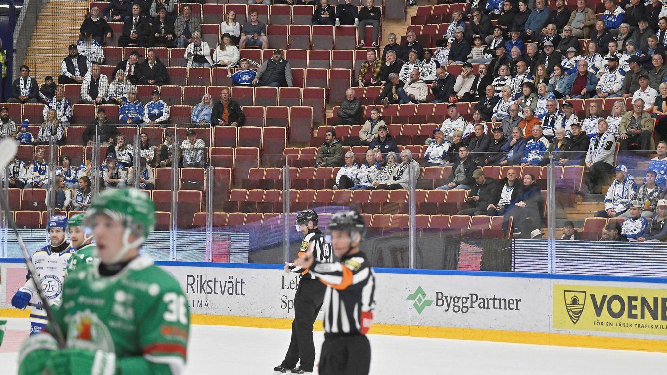 Halvtomma läktare, som här under matchen mellan Leksand och Rögle, är en utmaning som behöver åtgärdas för att stärka klubbarnas ekonomi. Foto: Ulf Palm/TT