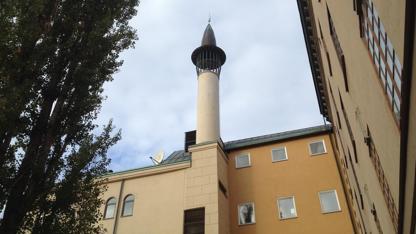 När myndigheter, skolor eller socialtjänst saknar insyn i religiösa normsystem försvåras dialogen, menar debattören. På bilden ses Stockholms moské vid Medborgarplatsen på Södermalm i Stockholm. Foto: Tony Lingefors