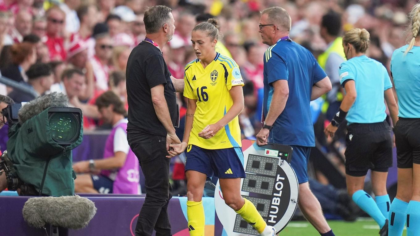 Sveriges Filippa Angeldahl blir utbytt under matchen mot Danmark. Sena byten är ett sätt att få tiden att gå och ingår i varje lags arsenal för att vinna. Foto: AP Photo/Alessandra Tarantino
