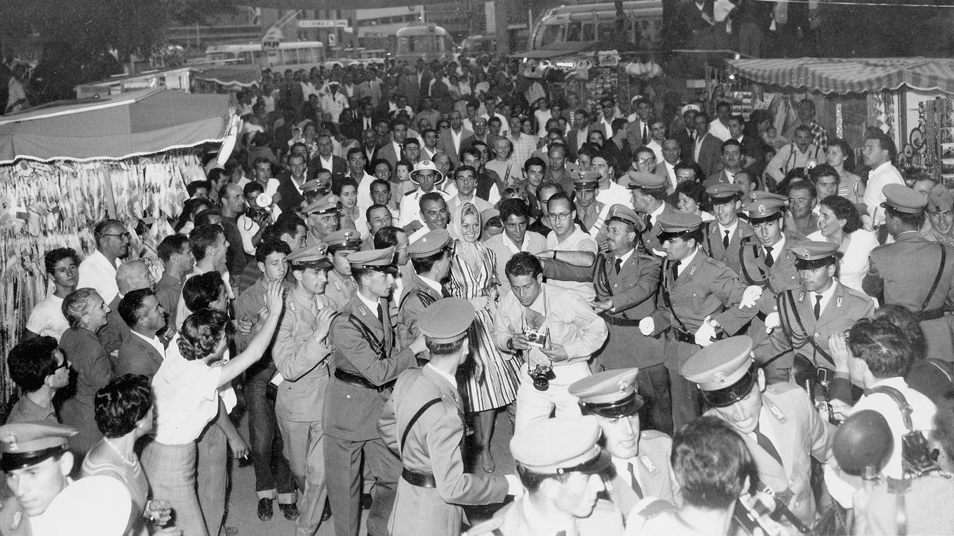 Den franska skådespelerskan Brigitte Bardot skapade uppståndelse när hon den 1 september 1958, vid 24 års ålder, anlände till Venedigs filmfestival. Foto: AP/TT BILD