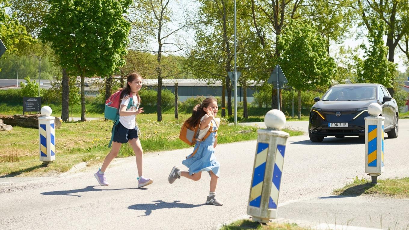 NTF vill minska skjutsandet av barn till skolan, så att det blir färre bilar i trafiken längs barnens skolväg. Foto: NTF