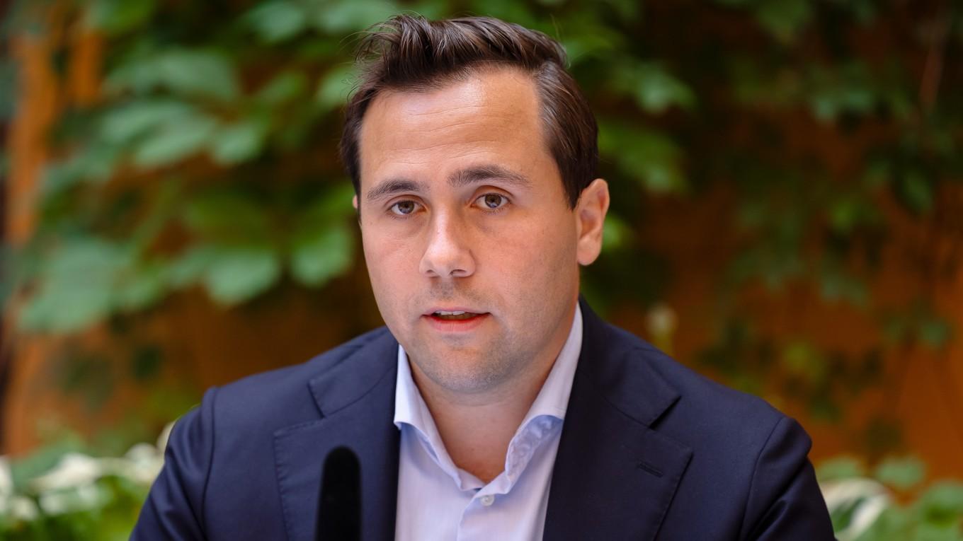 De tidigare Israel-vänliga Moderaterna har gått tillbaka till en Israel-fientlig politik och hållning som Carl Bildt (M) utvecklade som utrikesminister. En linje som nu förstärks främst av bistånds- och handelsminister Benjamin Dousa (M), menar krönikören. Foto: Magnus Liljegren/Regeringskansliet