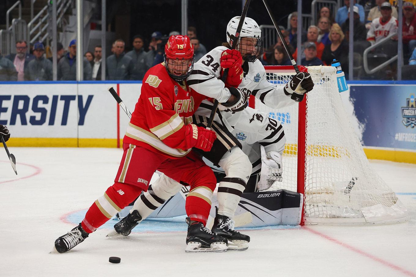 University of Denver Pioneers mötte Western Michigan Broncos under semifinalen av Frozen Four i NCAA. Foto: Dilip Vishwanat/Getty Images