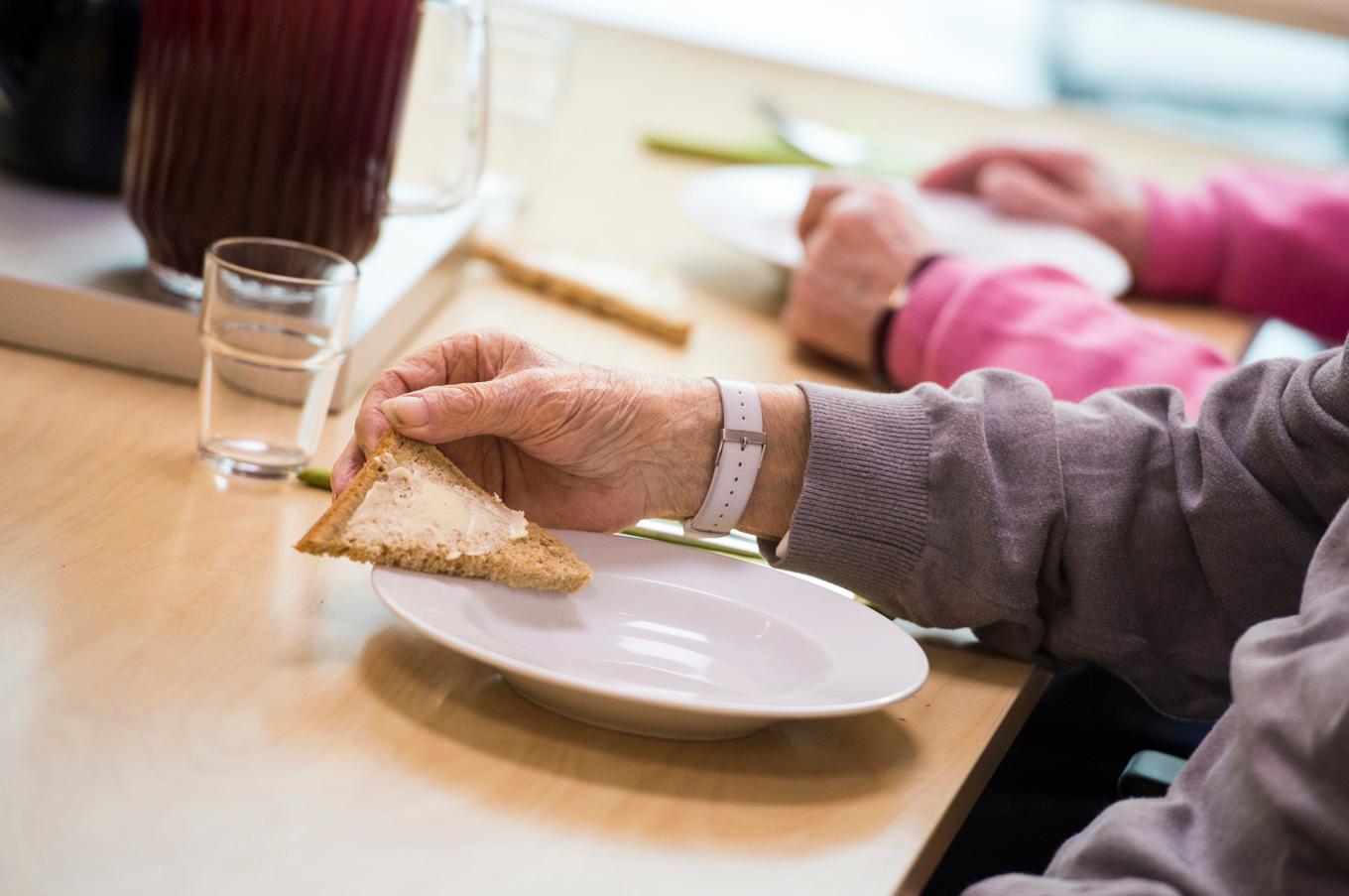 Att mat slängs på äldreboenden tyder på att de som får den serverad får i sig för lite. Arkivbild. Foto: Pontus Lundahl/TT