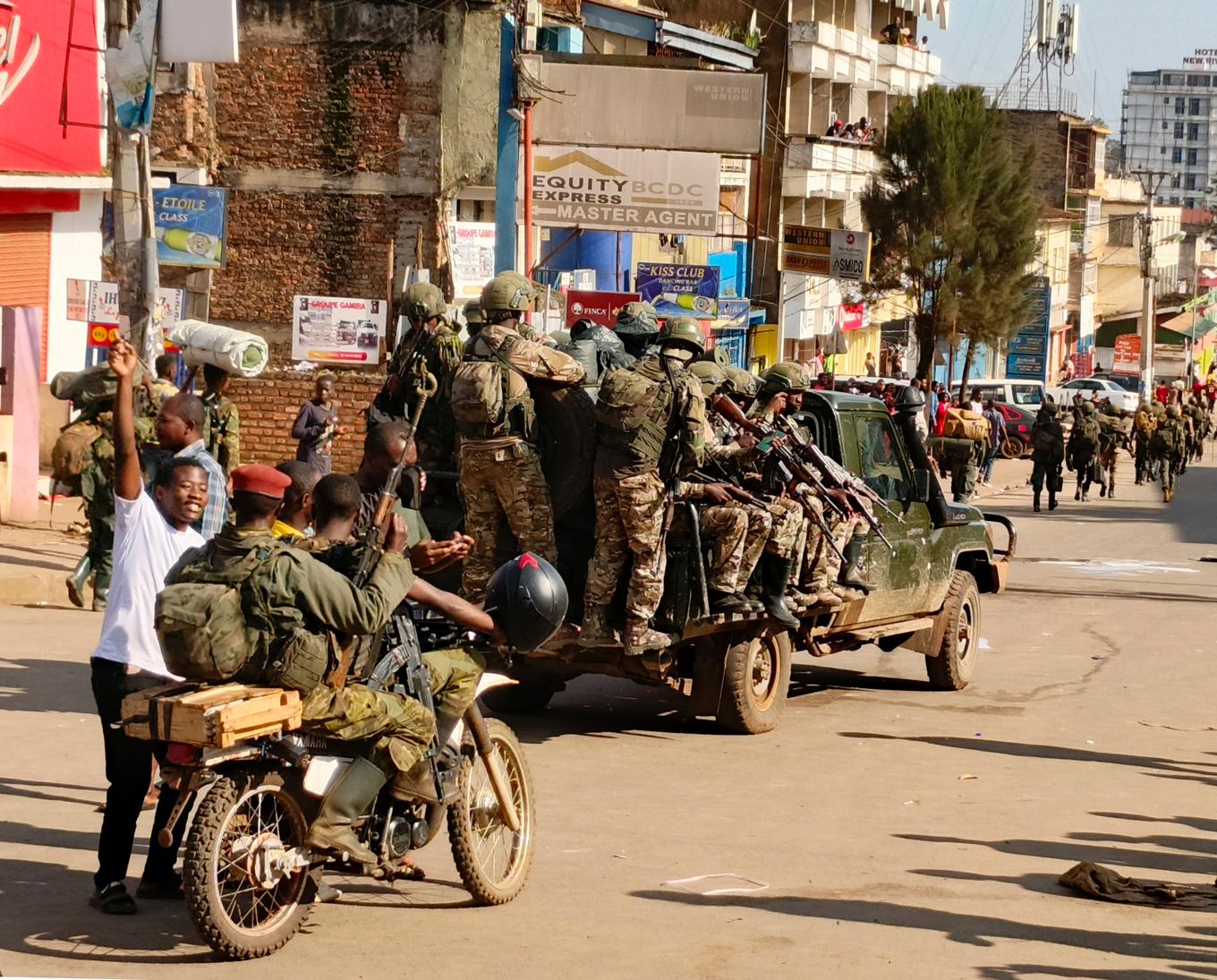 Rebeller från Rwandastödda M23 på väg in i Kongo-Kinshasas näst största stad Bukavu i februari. Nu anklagar Kongo-Kinshasa gruppen för att ligga bakom mord på flera civila. Foto: Janvier Barhahiga/AP/TT