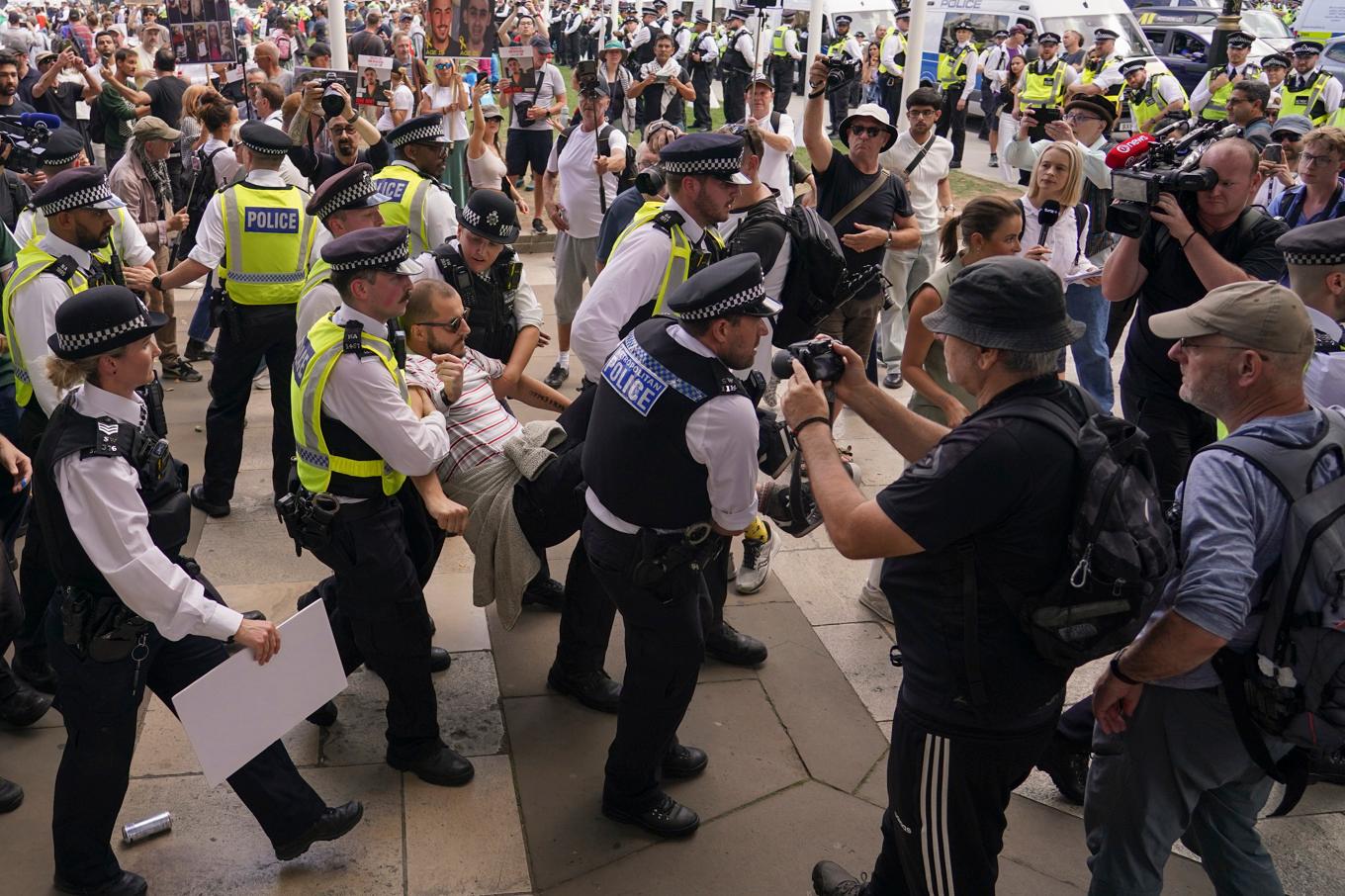 Anhängare till en förbjuden pro-palestinsk grupp har frihetsberövats i London. Foto: Alberto Pezzali/AP/TT