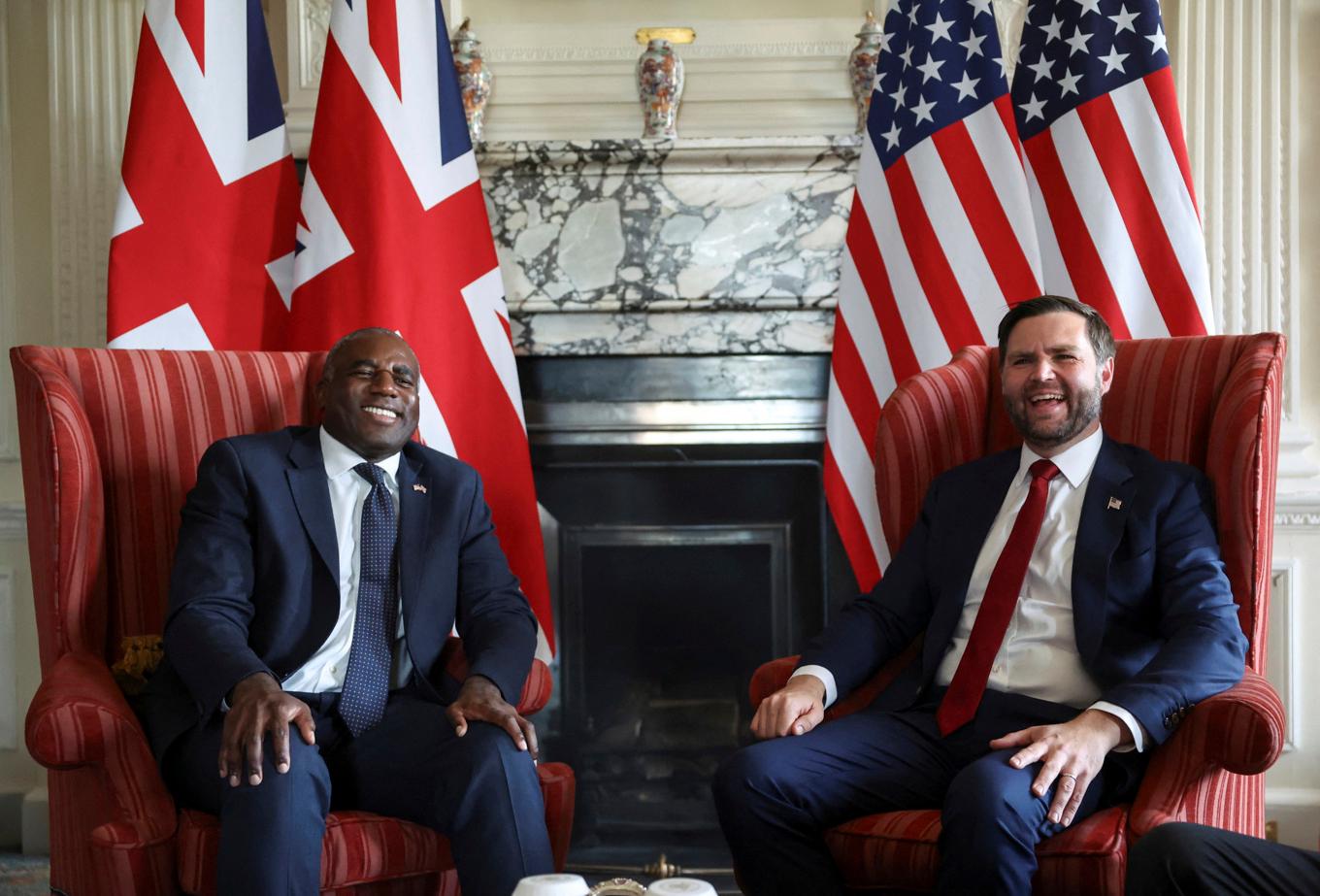 Den brittiske utrikesministern David Lammy tillsammans med USA:s vicepresident JD Vance i Chevening House i Kent, England, på fredagen. Foto: Suzanne Plunkett/AP/TT