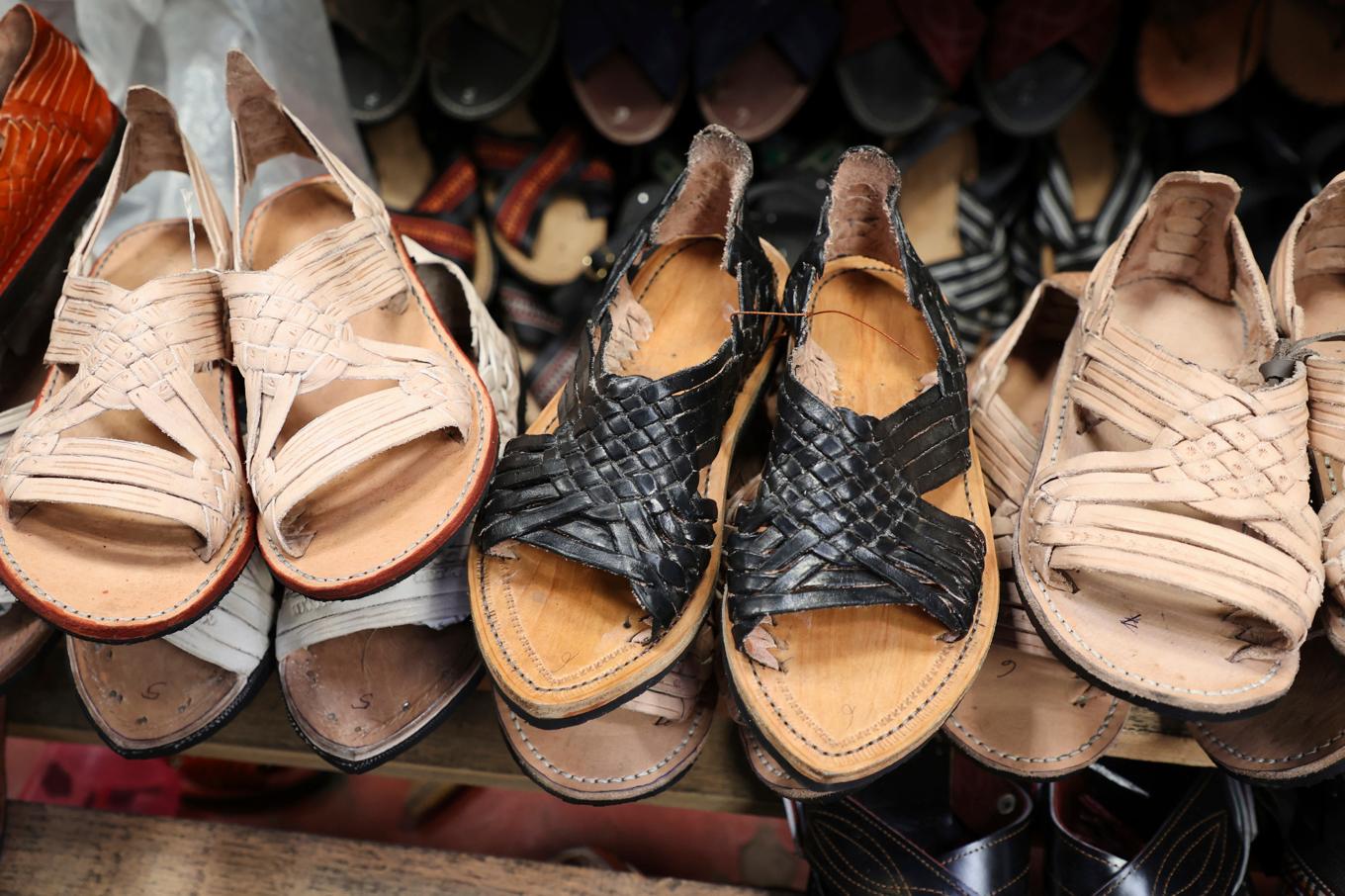 Mexikanska "huaraches" har orsakat kontrovers för Adidas efter att skotillverkaren gjort en egen variant på sandalen. Foto: Luis Alberto Cruz/AP/TT