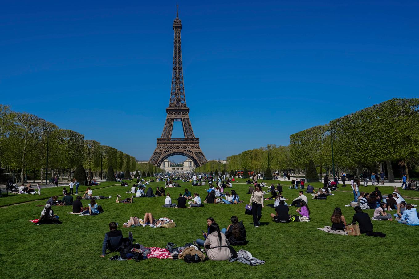 Paris välkända landmärke Eiffeltornet fotograferat under en vårdag i april i år. Foto: Aurelien Morissard/AP/TT