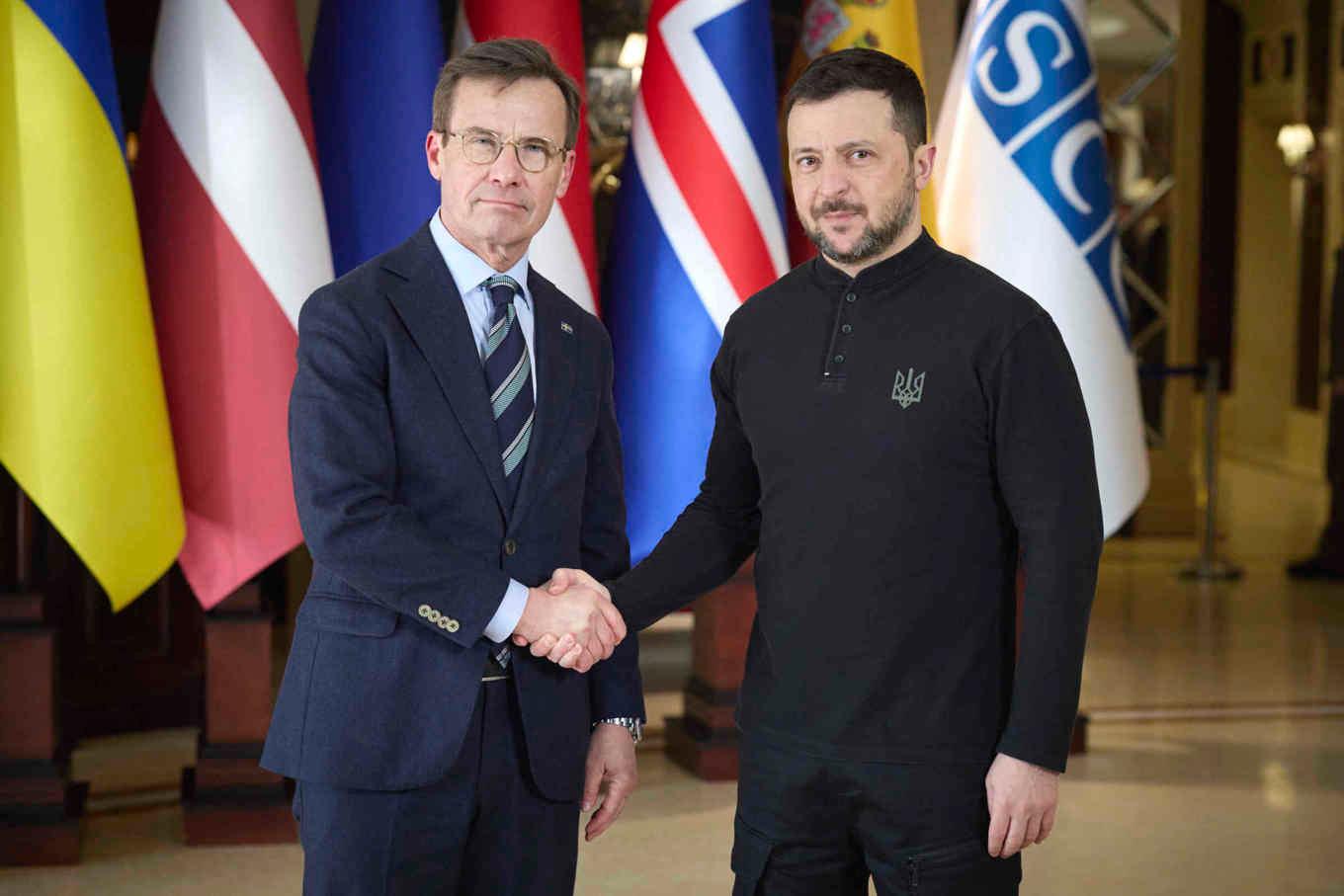 Bild på ett tidigare möte mellan Sveriges statsminister Ulf Kristersson och Ukrainas president Volodymyr Zelenskyj i Kiev i februari. Foto: Ukrainska presidentämbetet via AP/TT