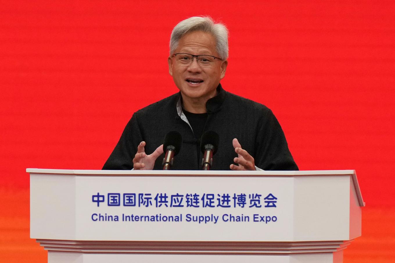 Nvidia-chefen Jensen Huang talar vid en mässa i Peking den 16 juli. Foto: Andy Wong/AP/TT