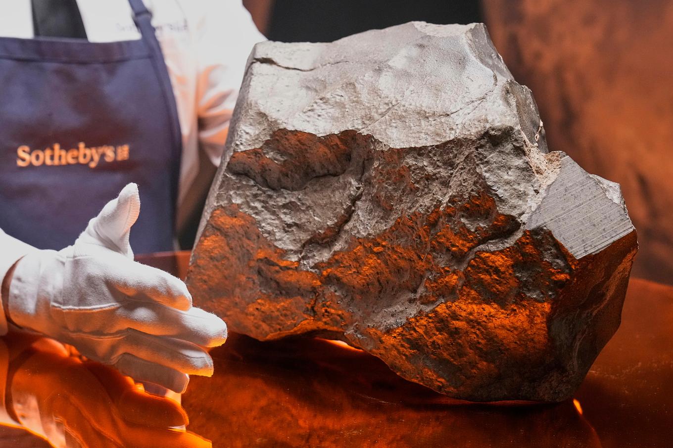 Med diverse tilläggsavgifter hamnade priset på stenen till slut på 5,3 miljoner dollar, det vill säga cirka 51,6 miljoner kronor. Stenen bedöms ha slungats i väg från Mars när en asteroid slog ned på planeten. Foto: Richard Drew/AP/TT