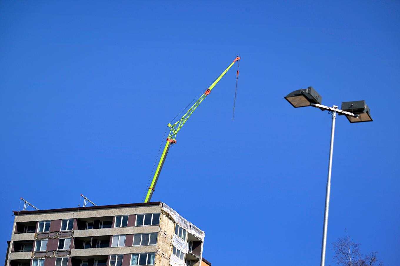 En byggnadsarbetare träffades av en stenklump i huvudet under ett renoveringsarbete. Foto: Janerik Henriksson/TT