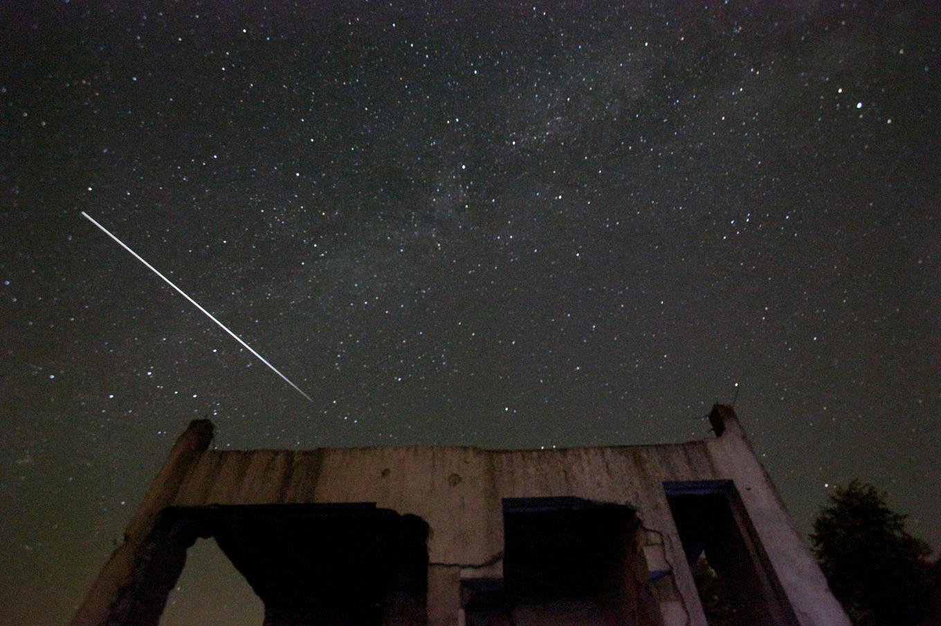 Meteorregnet Perseiderna återkommer varje år i augusti. Bilden är tagen vid Tuzla i Bosnien 12 augusti 2015. Foto: Amel Emric/AP/TT