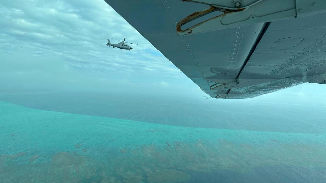 I fokus för dragkampen i området ligger det omstridda Scarborough-revet, som syns i denna arkivbild. Helikoptern är kinesisk, och fotograferas från ett filippinskt flygplan. Foto: Joeal Calupitan/AP/TT