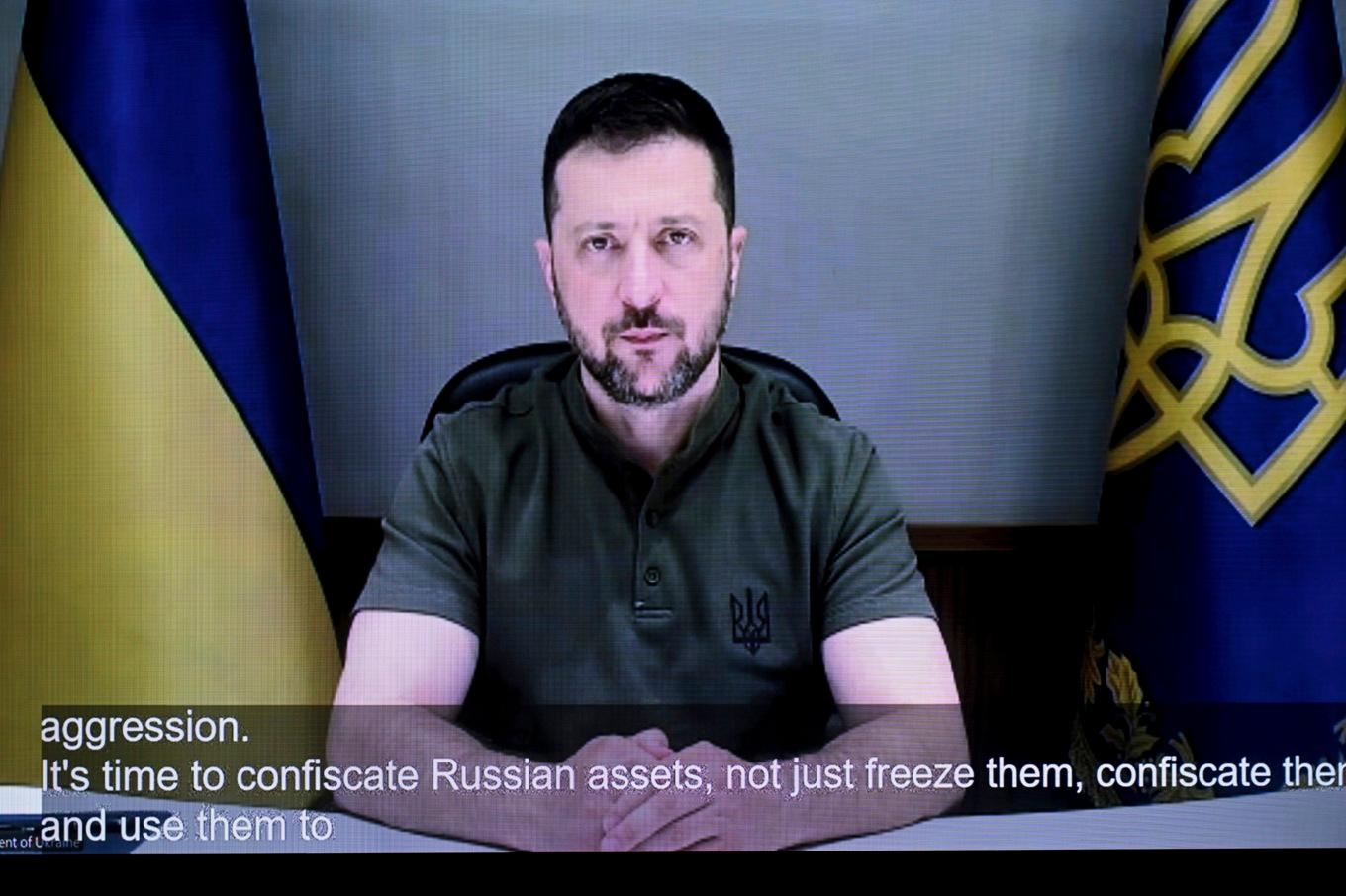 Volodymyr Zelenskyj. Bild tagen från ett tal han höll digitalt till en konferens i Helsingfors häromveckan. Foto: Mikko Stig/Lehtikuva via AP/TT