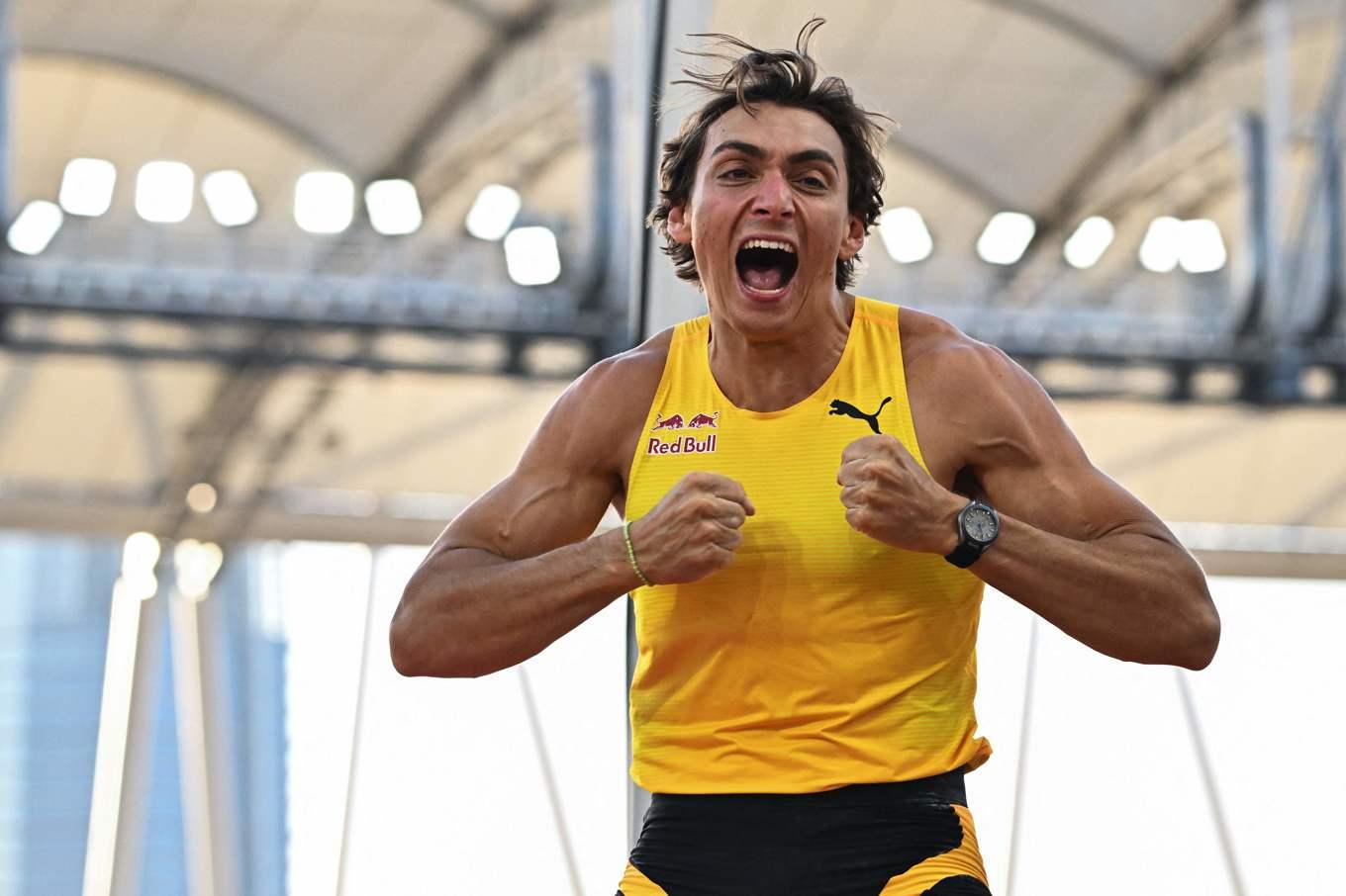 Armand Duplantis var jublande glad efter att ha satt sitt 13:e världsrekord i karriären. Foto: Attila Kisbenedek/AP/TT