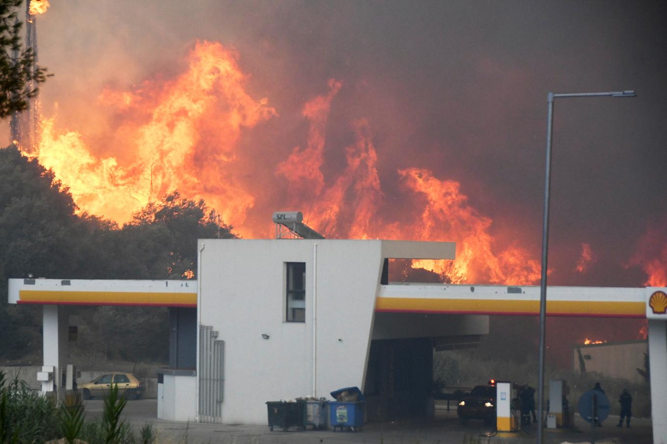 Fler än hundra mark- och skogsbränder rasar i Grekland. På bilden en brand i närheten av staden Patras. Foto: Giannis Androutsopoulos/AP/TT