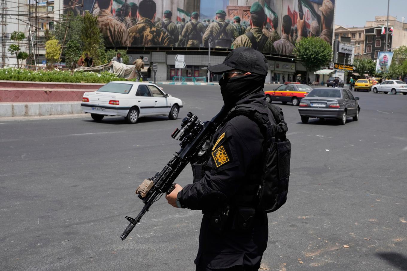 En medlem ur Irans revolutionsgarde som står vakt vid en rondell i Teheran den 24 juni. Foto: Vahid Salemi/AP/TT