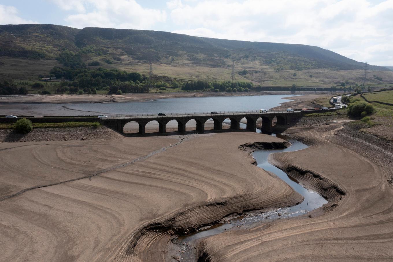 Låga vattennivåer i vattenreservoaren Woodhead Reservoir i Derbyshire, England. Bild tagen den 19 maj. Foto: Jon Super/AP/TT