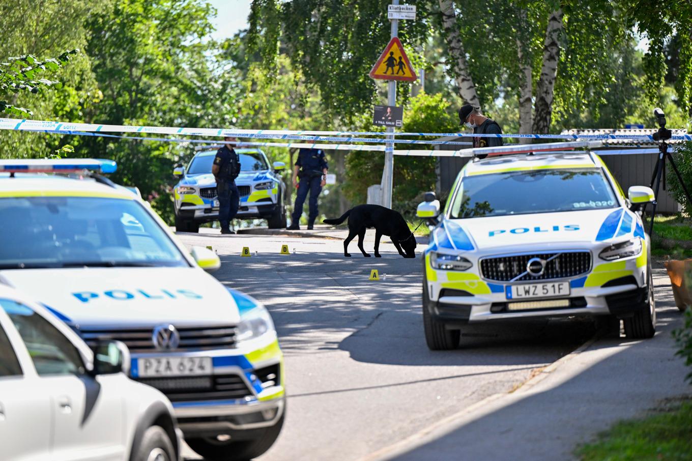 Polis på plats i Mariehäll i västra Stockholm efter en misstänkt skottlossning. Foto: Christine Olsson/TT