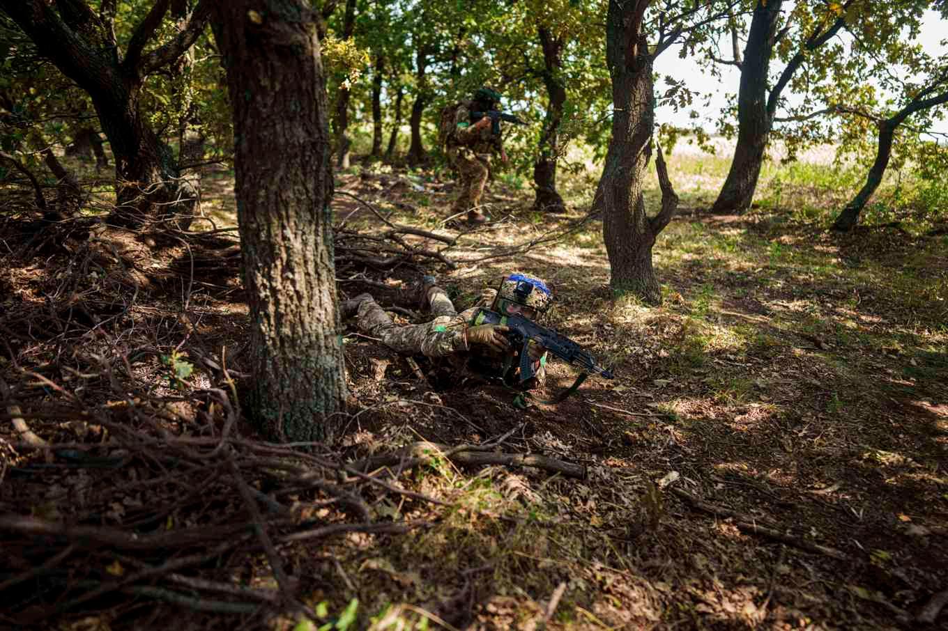 Ukrainsk soldat under en övning i närheten av frontlinjen vid Pokrovsk. Bild från i fredags. Foto: Evgeniy Maloletka/AP/TT