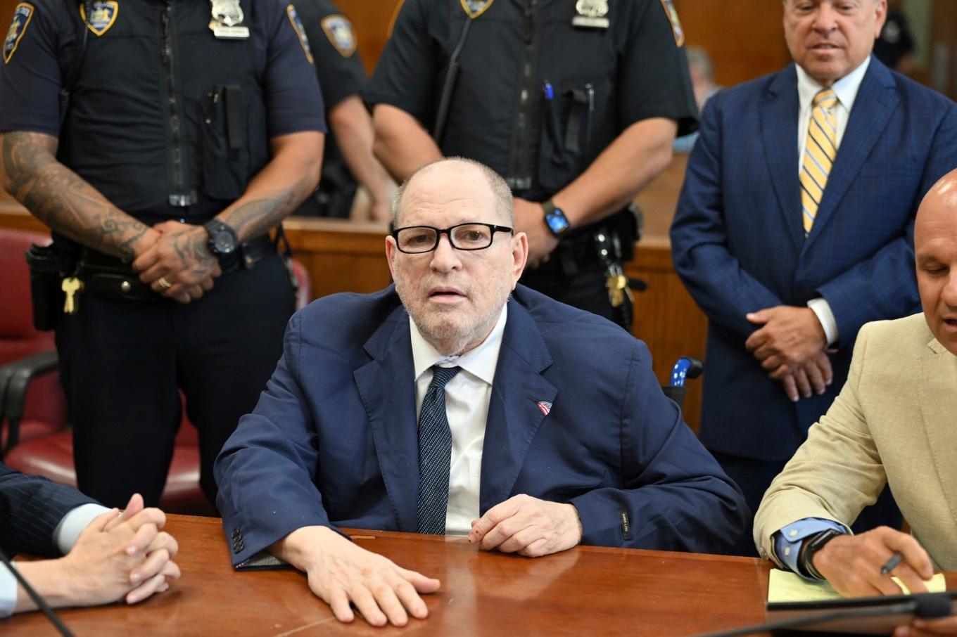 Den före detta filmmogulen Harvey Weinstein (mitten) under den förra rättegången på Manhattan i New York. Foto: Curtis Means/AP/TT