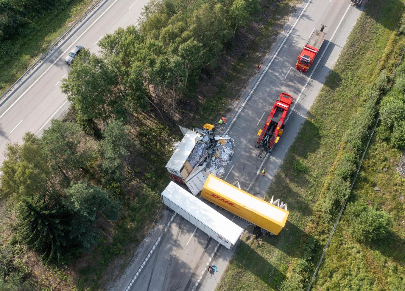 En långtradare spärrar hela E18 norrgående i höjd med Bro nordväst om Stockholm, vilket orsakade långa köer under eftermiddagen. Foto: Fredrik Sandberg/TT