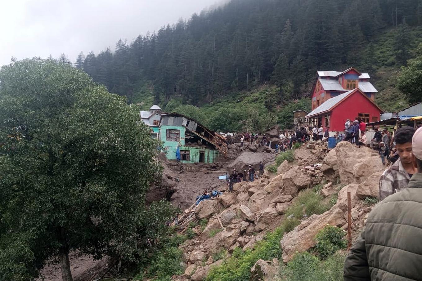 Byggnader som trasats sönder av vattenmassor i Kashmir på torsdagen. Foto: AP/TT