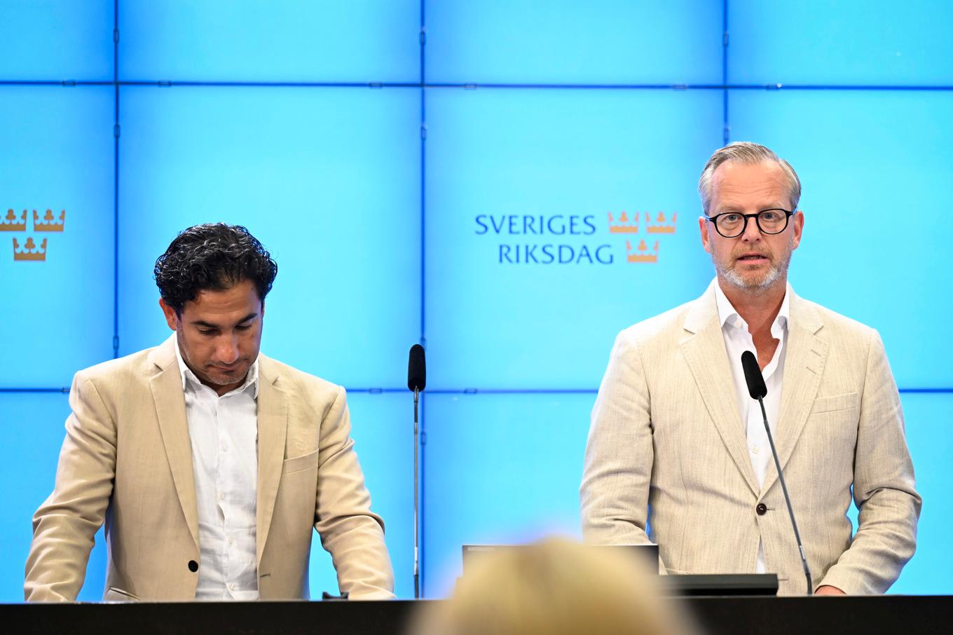 Socialdemokraternas arbetsmarknadspolitiska talesperson Ardalan Shekarabi (S) och partiets ekonomisk-politiska talesperson Mikael Damberg (S), under en pressträff på torsdagen. Foto: Pontus Lundahl/TT