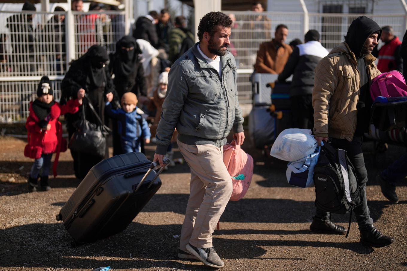 Syrier promenerar över gränsövergången Öncüpinar från Turkiet in i Syrien i december 2024, efter att Bashar al-Assad störtats. Arkivbild. Foto: Khalil Hamra/AP/TT
