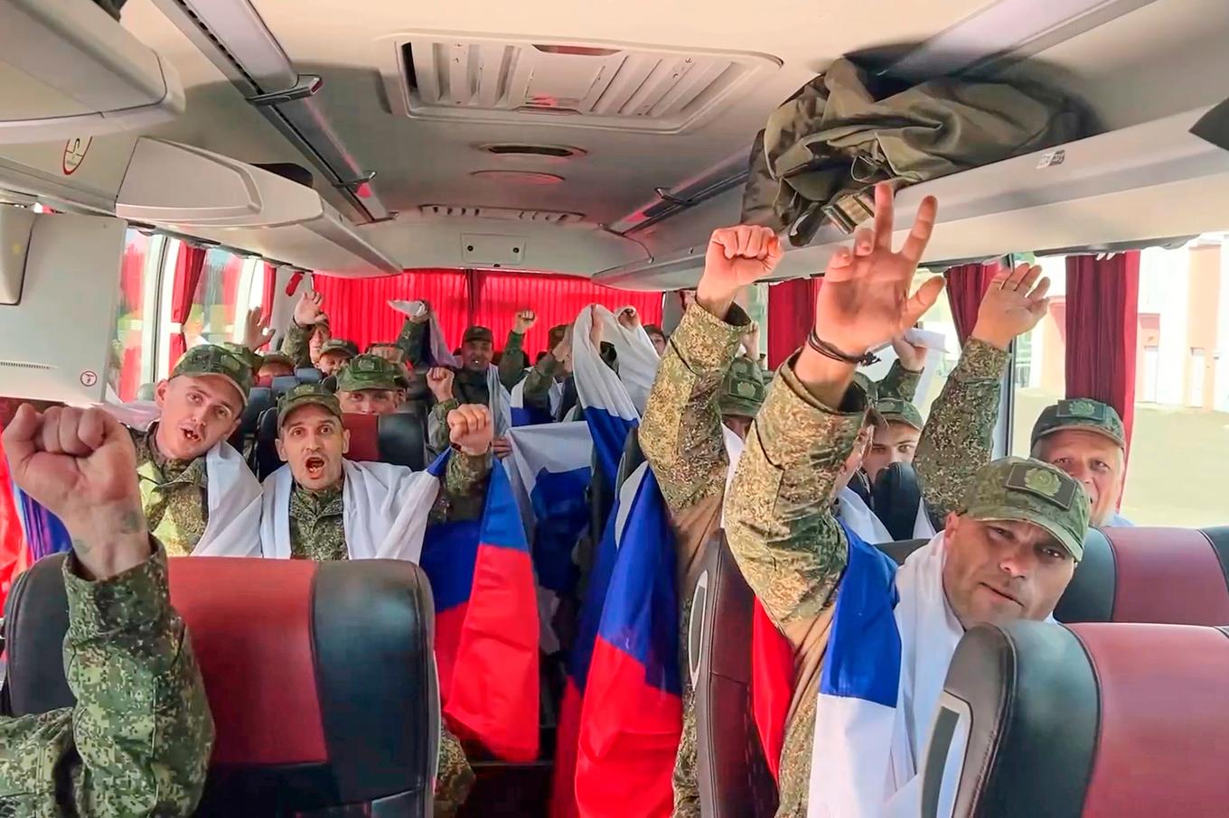 Bilden, som distribuerats av det ryska försvarsdepartementet, visar ryska krigsfångar på väg hem via Belarus. Foto: Ryska försvarsdepartementets pressavdelning via AP/TT