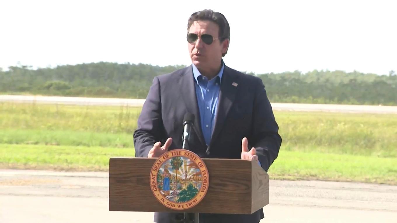 Floridas guvernör Ron DeSantis håller tal vid Alligator Alcatraz i Ochopee, Florida, i juli. Arkivbild Foto: AP via kansliet för Floridas guvernör Ron DeSantis/TT