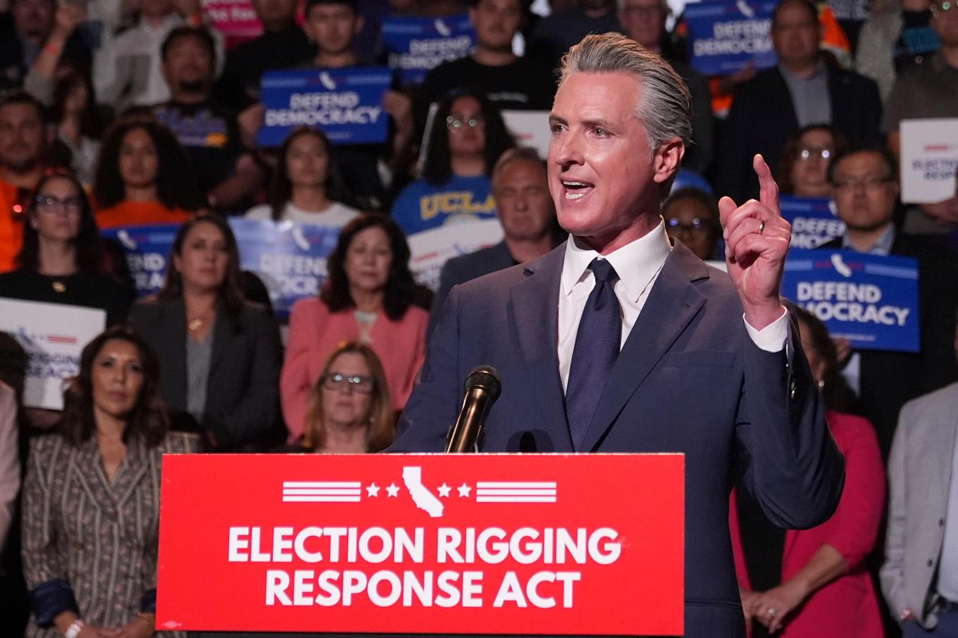 Kaliforniens guvernör Gavin Newsom slår tillbaka mot Texas försök att rita om sitt valdistrikt i ett tal på torsdagen. Foto: Marcio Jose Sanchez/AP/TT