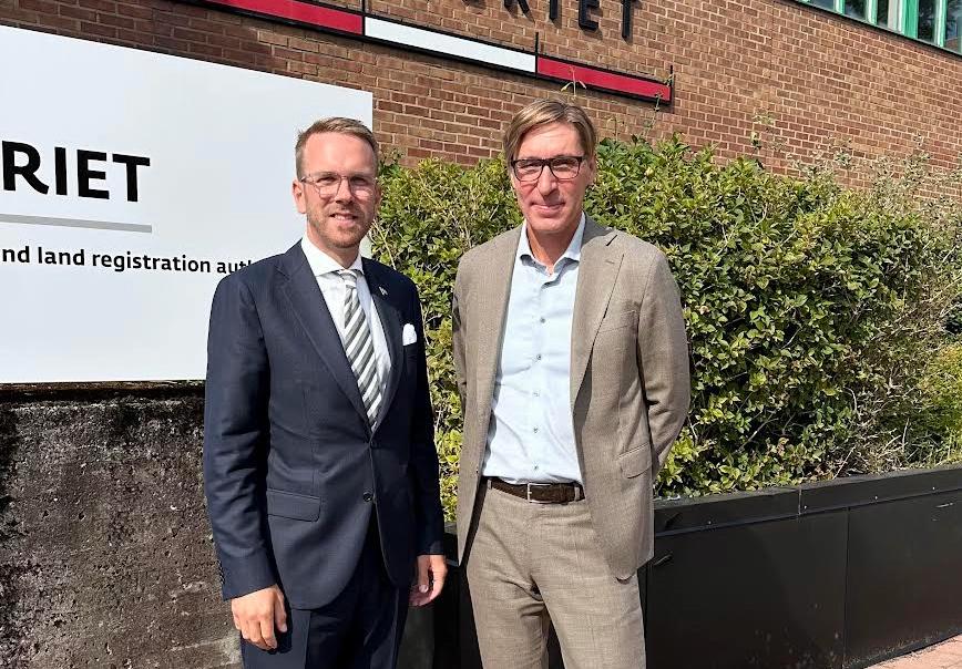 Fredrik Holmberg ny generaldirektör och chef för Lantmäteriet. Till vänster infrastruktur- och bostadsminister Andreas Carlson. Foto: Privat