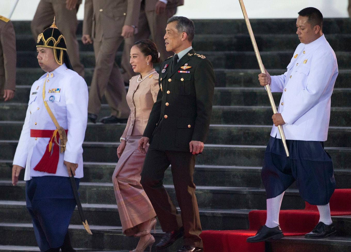Thailands kung Maha Vajiralongkorn, då kronprins, med sin äldsta dotter Bajrakitiyabha i Hua Hin 2015. Foto: Mark Baker/AP/TT