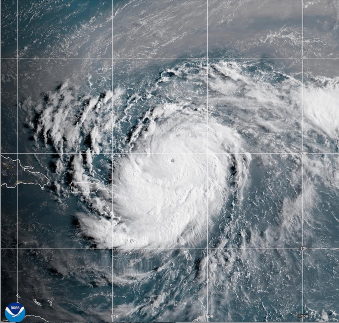 Satellitbild på orkanen Erin från vädermyndigheten NOAA. Foto: NOAA/AP/TT