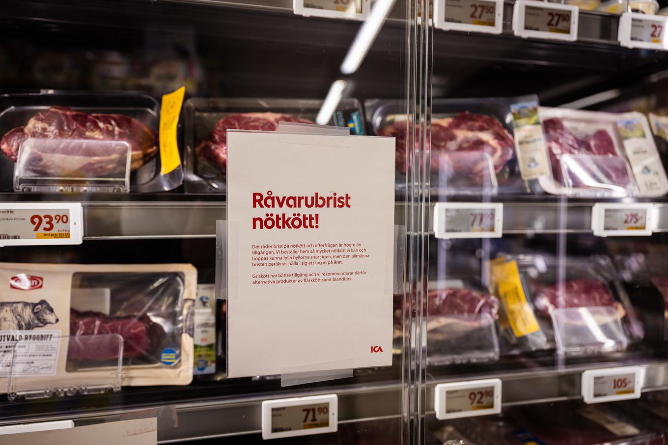 Bristen på svenskt nötkött väntas hålla i sig i flera år framåt. Bild från en matbutik i Stockholm i mars i år. Foto: Magnus Lejhall/TT