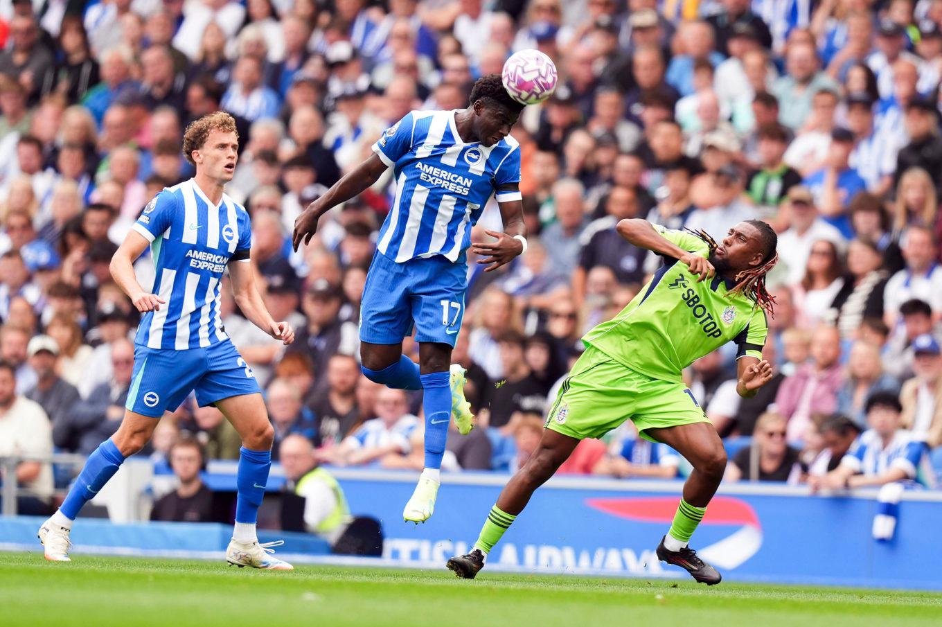 Brightons Carlos Baleba nickar bollen under mötet med Fulham. Foto: Gareth Fuller/AP/TT