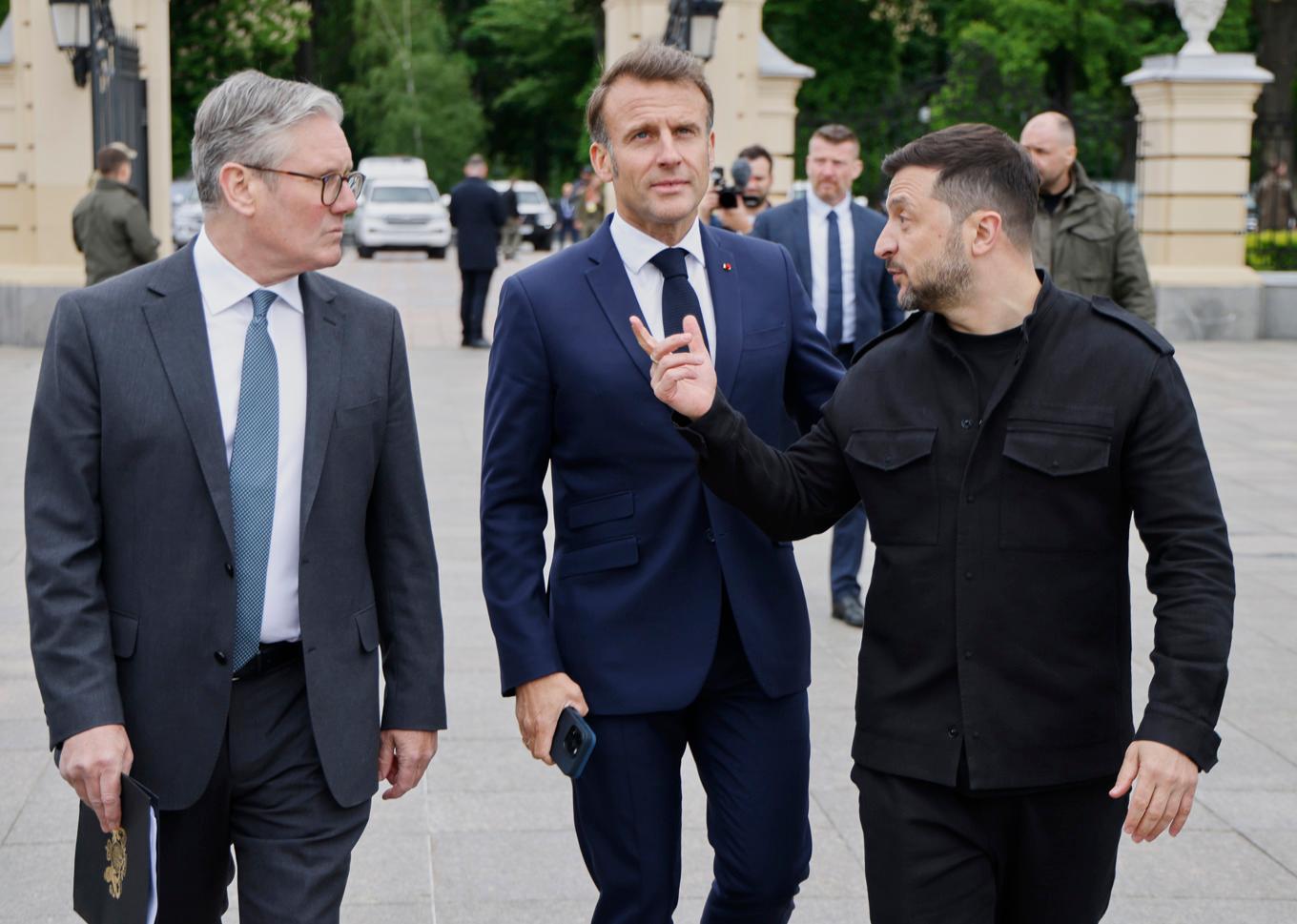 Englands premiärminister Keir Starmer (till vänster) och Frankrikes president Emmanuel Macron (mitten) är två av de europeiska ledare som följer med till Washington när Ukrainas president Volodymyr Zelenskyj (till höger) träffar USA:s president Donald Trump. Foto: Ludovic Marin/AP/TT