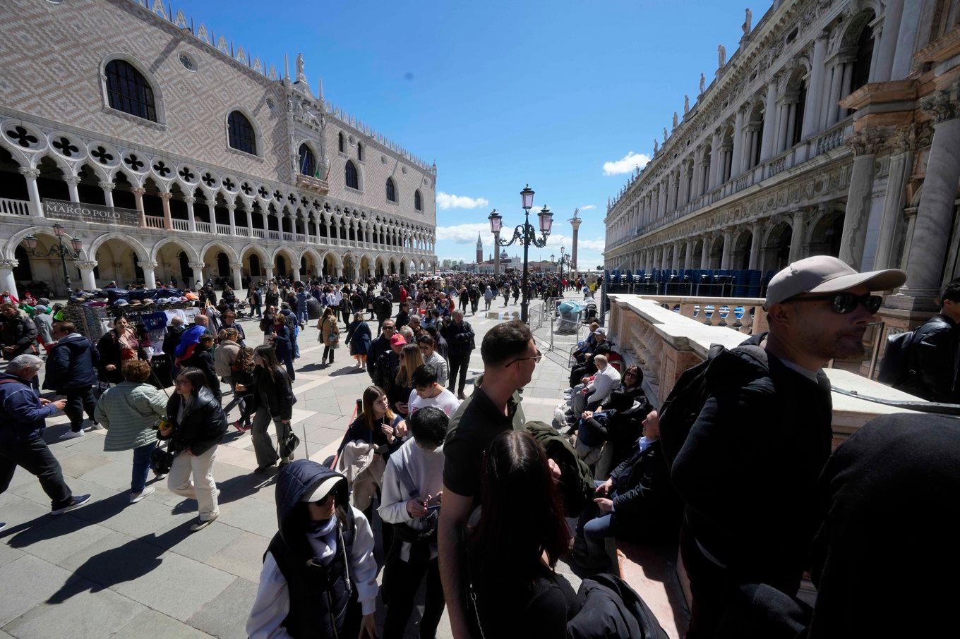 Turister i Venedig köar för att komma in till klocktornet på Markusplatsen. Arkivbild Foto: Luca Bruno/AP/TT